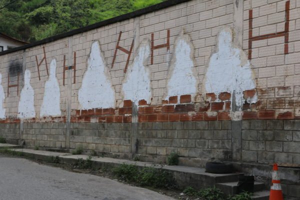 Mural en el lugar de la masacre de 16 jóvenes en el corregimiento a manos del Estado, en 1996